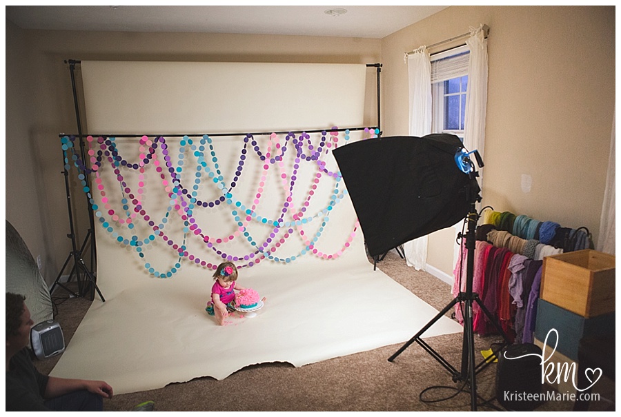 Behind the scenes of a cake smash session
