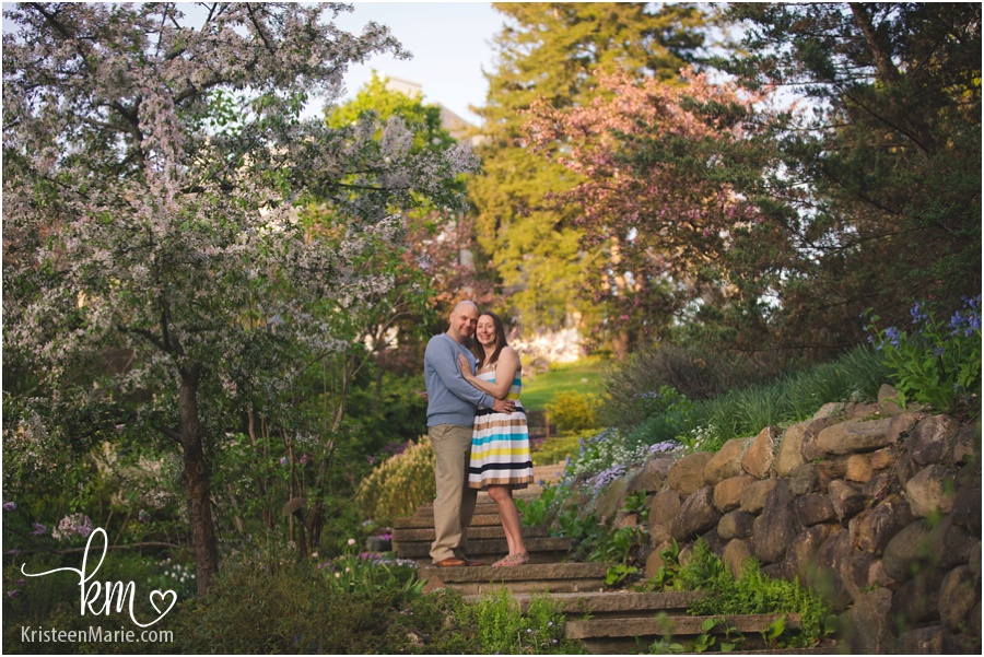 couple at the IMA for engagement pictures
