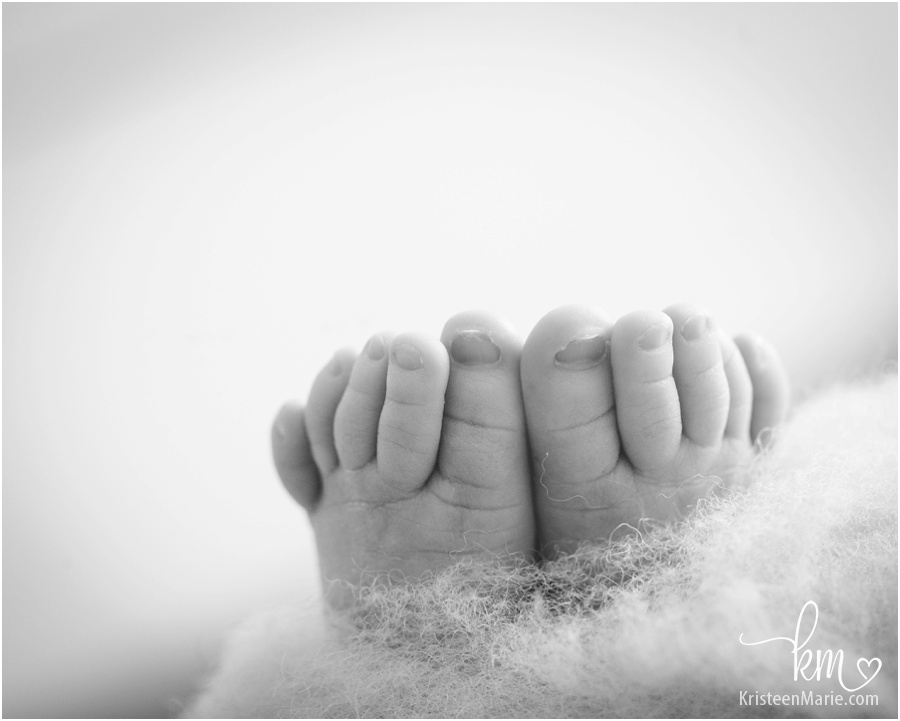 newborn baby toes - Zionsville newborn photographer