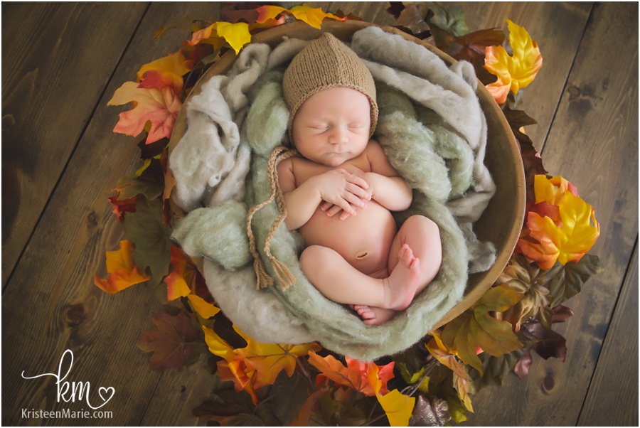 Fall newborn picture - newborn photography fall themed 