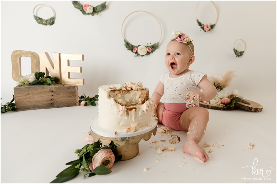 awsome cake smash picture - blush and gold boho with flowers