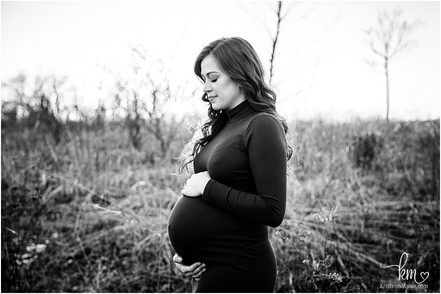outdoor maternity image - black and white