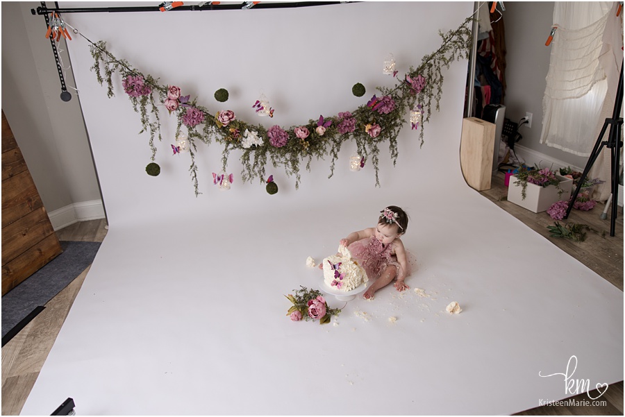 behind the scenes of cake smash session in photography studio
