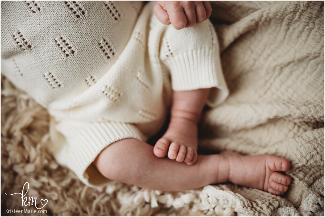 lifestyle newborn photography - baby feet