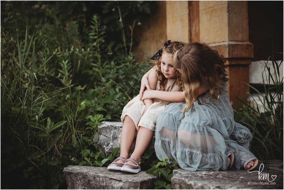 sisterly hugs - Indianapolis family photography