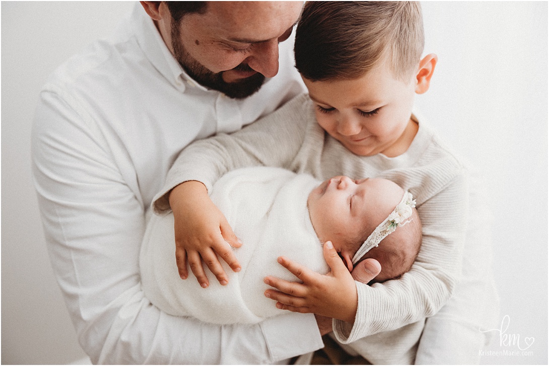 Dad with two kids - newborn photography in Zionsville
