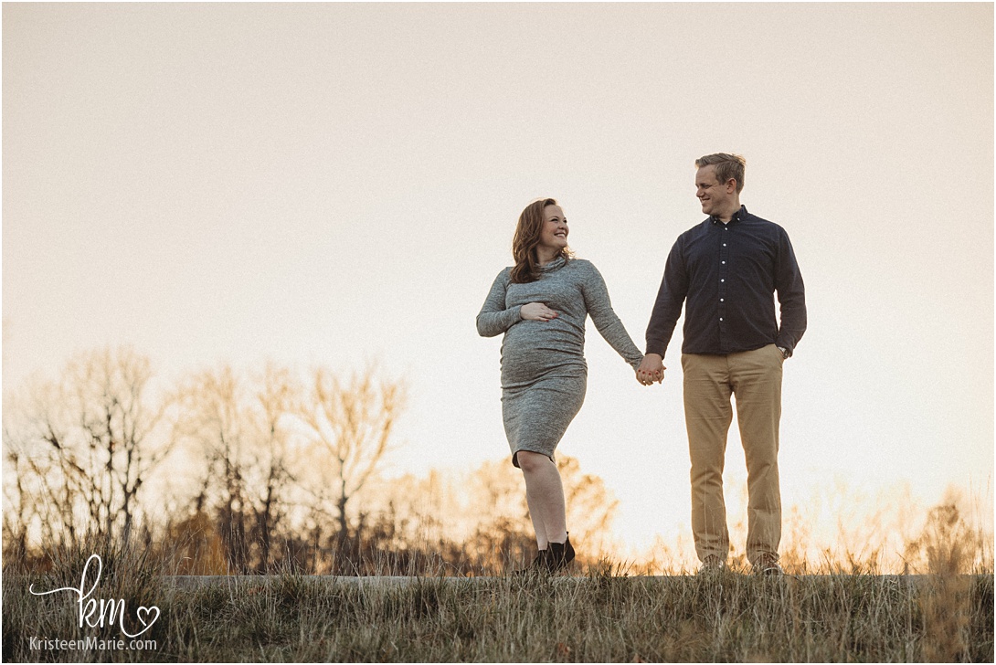 couple sunset silhouette maternity photography