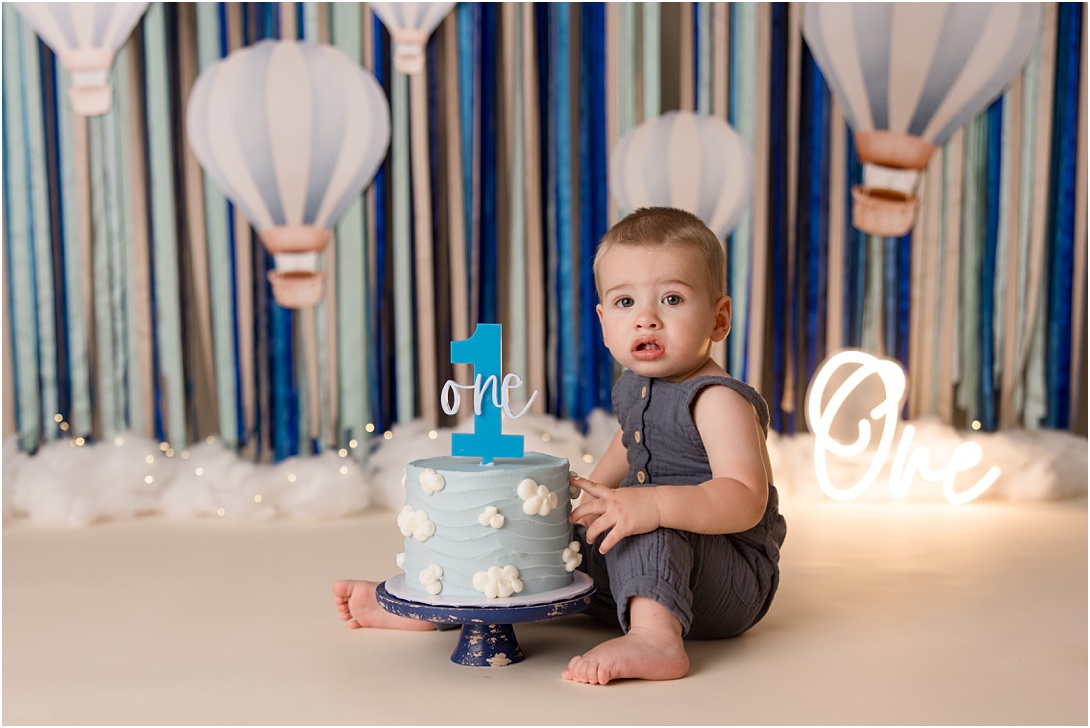 hot air balloon cake smash session for baby's first birthday