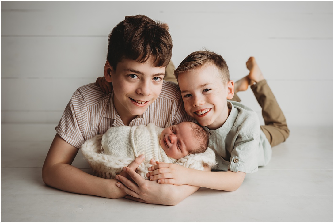 older siblings with newborn baby - tips to prepare them for a newborn photography session