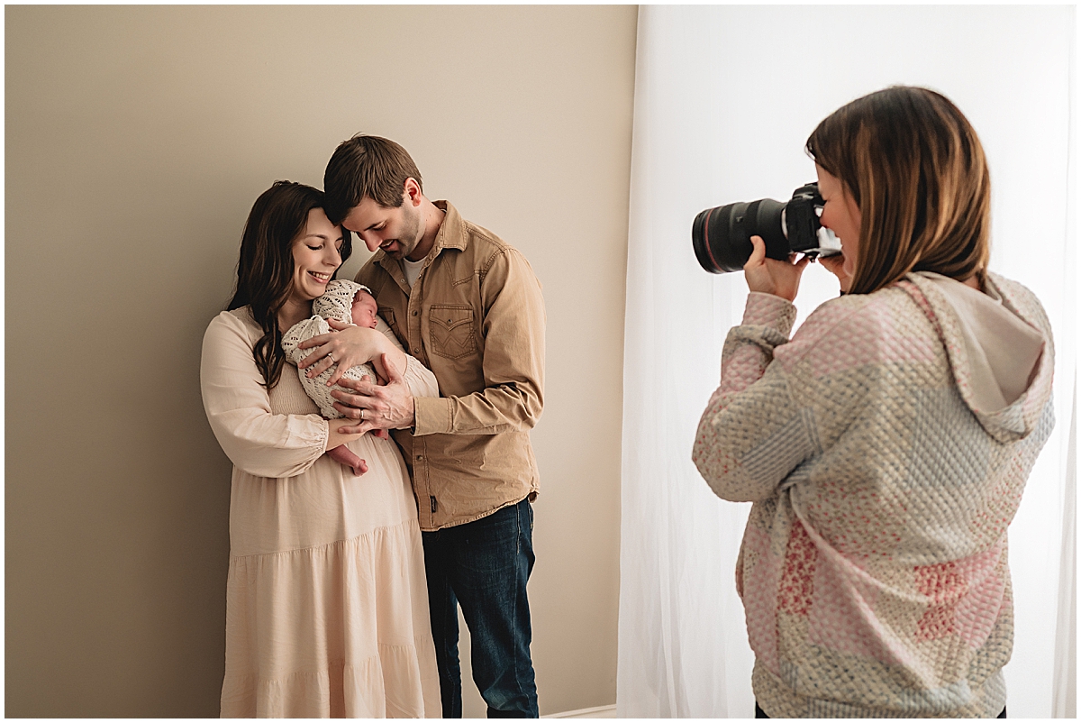 newborn photographer behind the scenes of family pictures